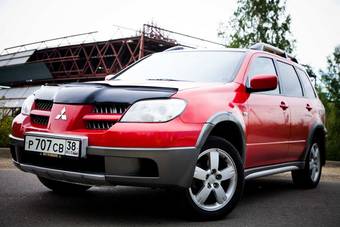 2005 Mitsubishi Outlander Photos