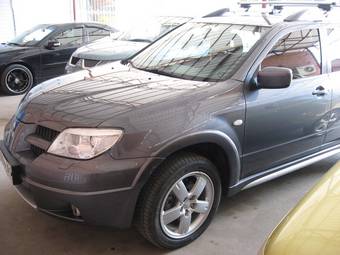 2006 Mitsubishi Outlander Photos