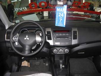 2010 Mitsubishi Outlander Pictures