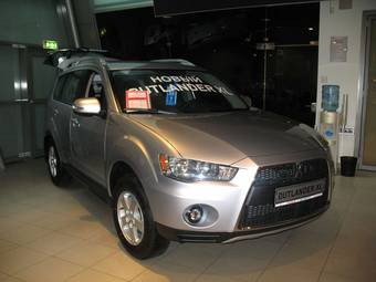 2010 Mitsubishi Outlander Photos