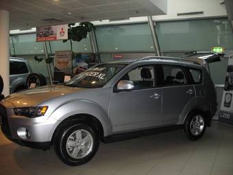 2010 Mitsubishi Outlander Pictures