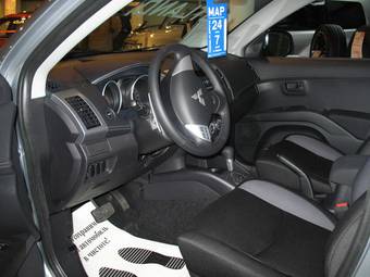 2010 Mitsubishi Outlander Photos