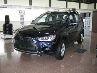 2010 Mitsubishi Outlander Photos