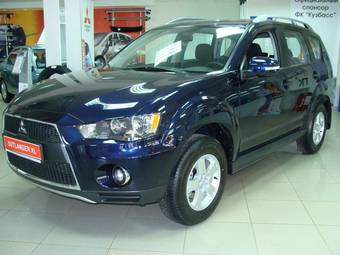 2010 Mitsubishi Outlander Photos