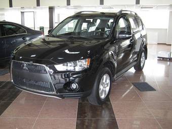 2010 Mitsubishi Outlander Photos