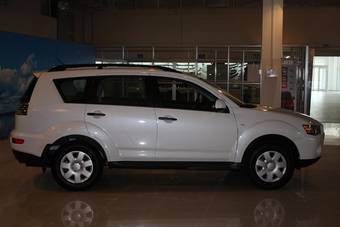 2010 Mitsubishi Outlander Pictures
