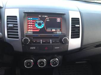 2010 Mitsubishi Outlander Photos