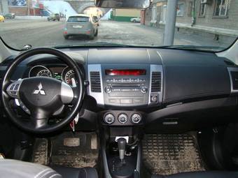 2010 Mitsubishi Outlander Photos