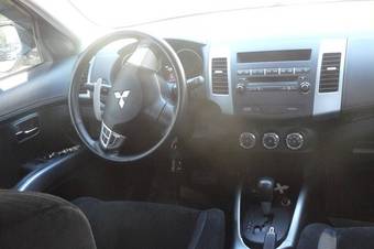 2010 Mitsubishi Outlander Pictures