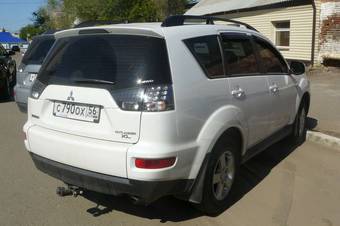 2010 Mitsubishi Outlander Photos