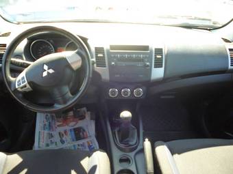 2010 Mitsubishi Outlander Pics