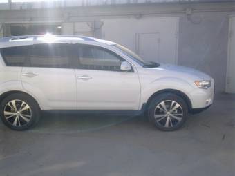 2010 Mitsubishi Outlander Photos