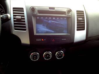 2010 Mitsubishi Outlander Pictures