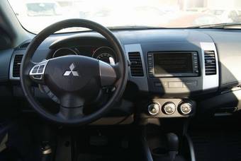 2011 Mitsubishi Outlander Images