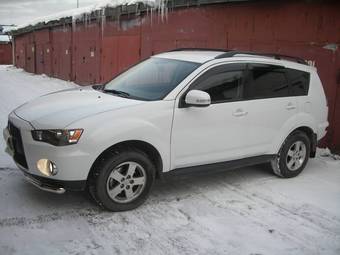 2011 Mitsubishi Outlander Pictures