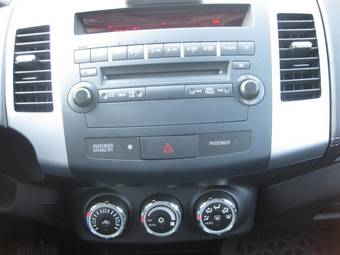 2011 Mitsubishi Outlander Pictures