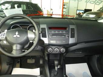 2012 Mitsubishi Outlander Pictures