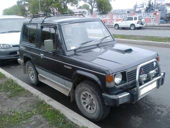 1990 Mitsubishi Pajero Photos