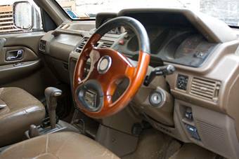 1993 Mitsubishi Pajero Images