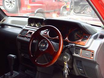 1995 Mitsubishi Pajero Photos