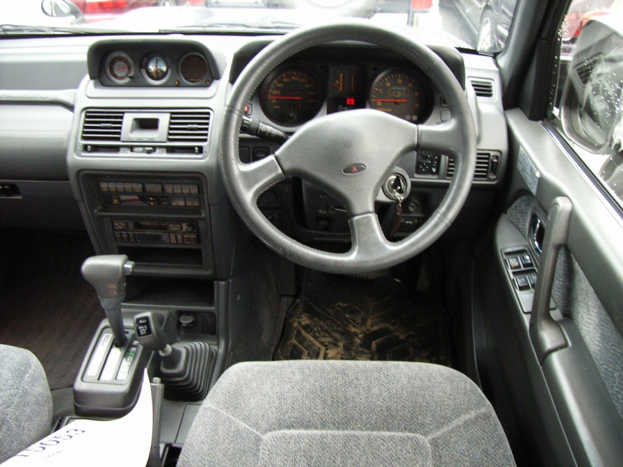 1996 Mitsubishi Pajero Photos
