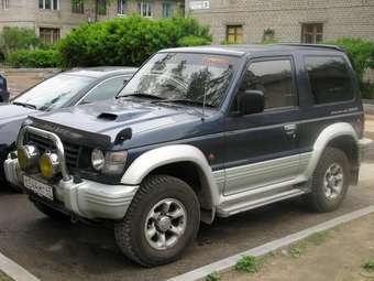 1996 Mitsubishi Pajero Pictures