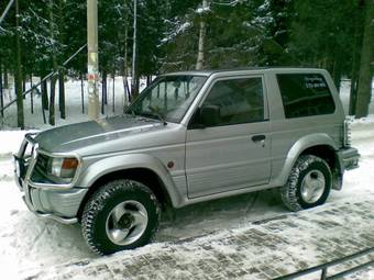 1996 Mitsubishi Pajero Pictures