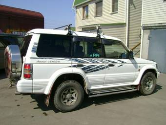 1996 Mitsubishi Pajero Pictures