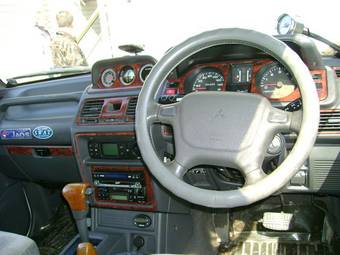 1996 Mitsubishi Pajero Photos
