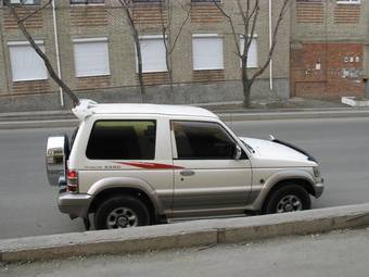 1996 Mitsubishi Pajero Pictures