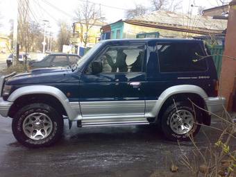 1996 Mitsubishi Pajero Photos