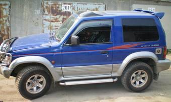 1996 Mitsubishi Pajero Pictures