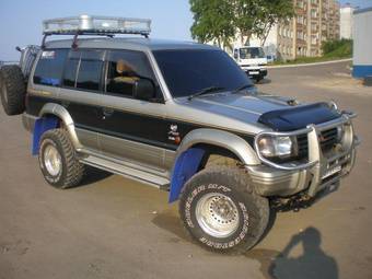 1996 Mitsubishi Pajero Pictures