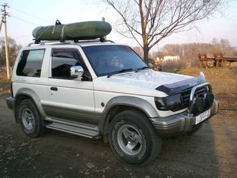 1996 Mitsubishi Pajero Pictures