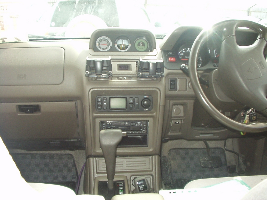 1997 Mitsubishi Pajero Photos