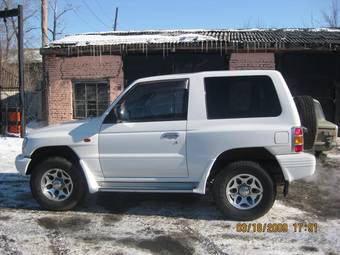 1997 Mitsubishi Pajero Pictures