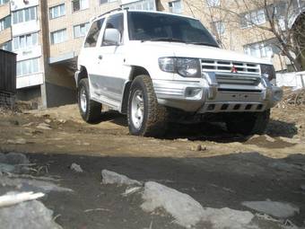 1997 Mitsubishi Pajero Pictures