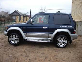 1997 Mitsubishi Pajero Pictures