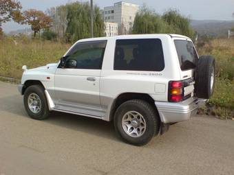 1997 Mitsubishi Pajero Pictures