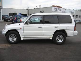 1997 Mitsubishi Pajero Pictures