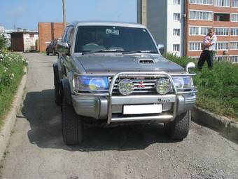 1997 Mitsubishi Pajero Pictures