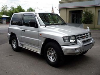 1998 Mitsubishi Pajero Pictures