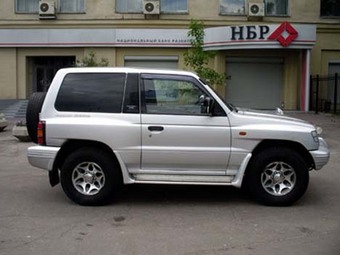 1998 Mitsubishi Pajero Photos