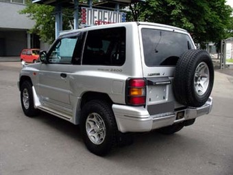 1998 Mitsubishi Pajero Photos