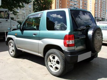 1998 Mitsubishi Pajero Pictures