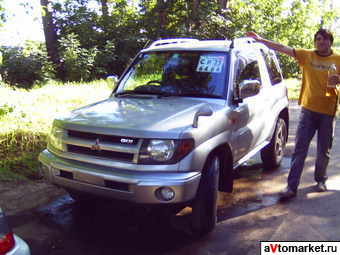 1998 Mitsubishi Pajero Pictures