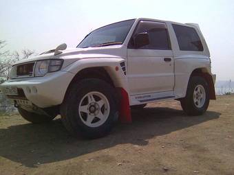 1998 Mitsubishi Pajero Photos