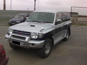 1998 Mitsubishi Pajero Pictures