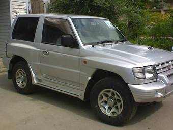 1998 Mitsubishi Pajero Pictures