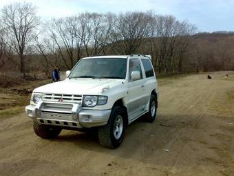 1998 Mitsubishi Pajero Pictures